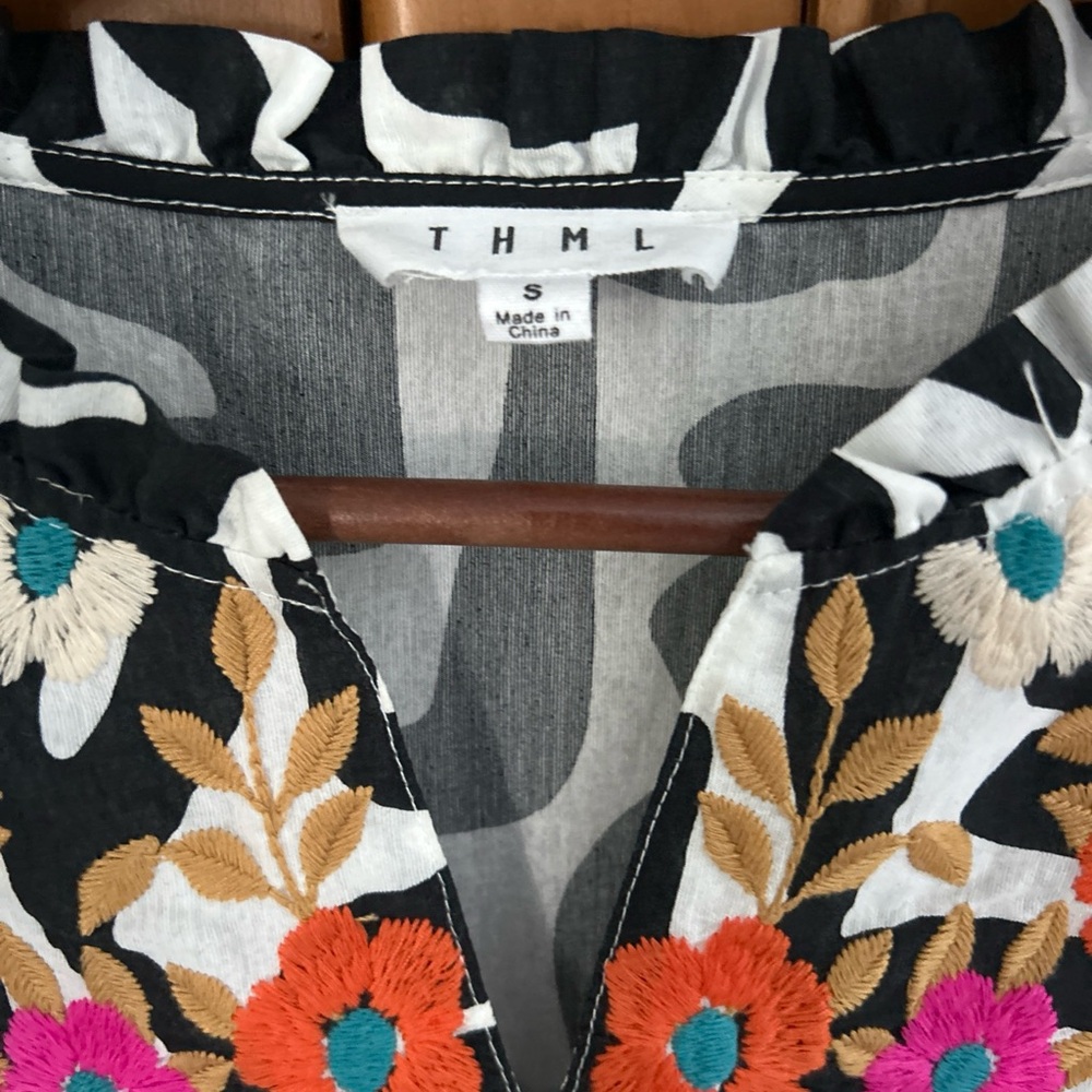 THML Black White Abstract FLORAL Embroidered FLUTTER SLEEVE Mini DRESS Sz S Boho - Picture 3 of 6